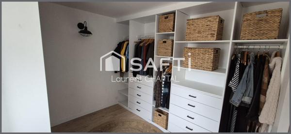 Maison de village avec jardin et garage.