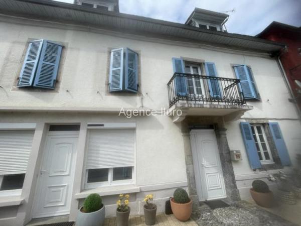 Maison - Proximite oloron-sainte-marie - Réf.:205439 EXCLUSIVITE - DANS SECTEUR CALME, BELLE MAISON DE CARACTERE T4 ENTIEREMENT RENOVEE AVEC GARAGE ET JARDIN -