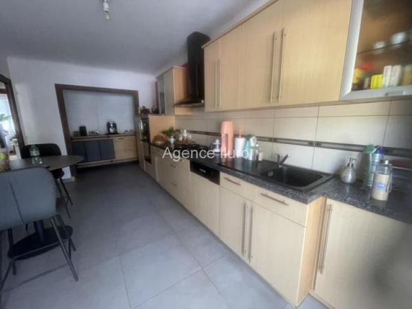 Maison - Proximite oloron-sainte-marie - Réf.:205439 EXCLUSIVITE - DANS SECTEUR CALME, BELLE MAISON DE CARACTERE T4 ENTIEREMENT RENOVEE AVEC GARAGE ET JARDIN -
