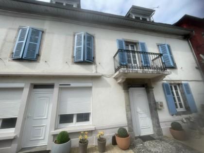 Maison - Proximite oloron-sainte-marie - Réf.:205439 EXCLUSIVITE - DANS SECTEUR CALME, BELLE MAISON DE CARACTERE T4 ENTIEREMENT RENOVEE AVEC GARAGE ET JARDIN -
