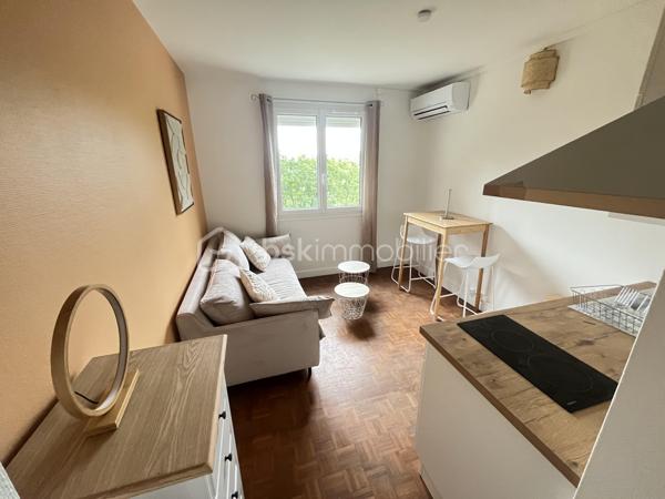 Au calme, dans une petite copropriété à faibles charges, retrouvez ce studio entièrement rénové, vendu meublé. Chauffage électrique. 
Idéal investisseur ou premier achat !