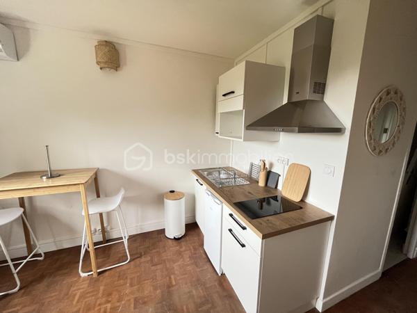 Au calme, dans une petite copropriété à faibles charges, retrouvez ce studio entièrement rénové, vendu meublé. Chauffage électrique. 
Idéal investisseur ou premier achat !