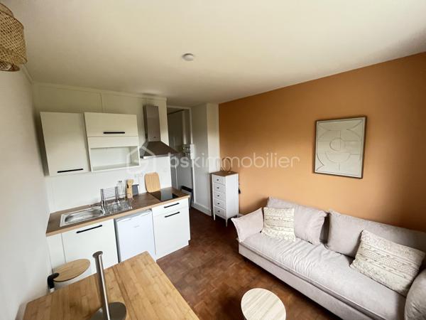 Au calme, dans une petite copropriété à faibles charges, retrouvez ce studio entièrement rénové, vendu meublé. Chauffage électrique. 
Idéal investisseur ou premier achat !