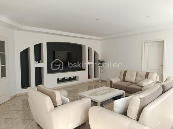En exclusivité maison familiale de 153 m2 avec piscine dans un petit lotissement privé, sur un terrain clos et arboré de 785 m2, a découvrir sur la commune de Romans sur Isère .
Maison plain pied composée d'un séjour lumineux de 32 m2 avec un accès direct au jardin , cuisine équipée d'une surface de 17 m2 donnant sur une terrasse couverte de 12 m2 exposer Ouest , pour acceuillir la familles .
Cette charmante maison dispose de 3 chambres avec placard intégrer dans chacun et une salle de bain commun avec douche très spacieuse de 14 m2 .
Vous apprécierait le volume du garage de 32 m2 pouvant servir de 4 chambres avec mezzanine qui a était entièrement isolé et instalation d'une baie vitrée ;
un coin buanderie avec douche et wc avec un accès direct a la piscine terrasse et jardin .
Lotissement très calme et voisinage acceuillant , deux places de parking pour vos stationnement et une place en plus a l'intérieur du jardin .
Système de chauffage au sol fonctionnant avec une pompe a chaleur , la maison est équipée d'un adoucisseur et l'isolation des combles a été refaite récemment .
Je reste à votre disposition pour toutes questions supplémentaires et prise de rendez-vous pour les visites ;repond aux appels meme le week-end