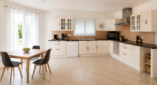En exclusivité maison familiale de 153 m2 avec piscine dans un petit lotissement privé, sur un terrain clos et arboré de 785 m2, a découvrir sur la commune de Romans sur Isère .
Maison plain pied composée d'un séjour lumineux de 32 m2 avec un accès direct au jardin , cuisine équipée d'une surface de 17 m2 donnant sur une terrasse couverte de 12 m2 exposer Ouest , pour acceuillir la familles .
Cette charmante maison dispose de 3 chambres avec placard intégrer dans chacun et une salle de bain commun avec douche très spacieuse de 14 m2 .
Vous apprécierait le volume du garage de 32 m2 pouvant servir de 4 chambres avec mezzanine qui a était entièrement isolé et instalation d'une baie vitrée ;
un coin buanderie avec douche et wc avec un accès direct a la piscine terrasse et jardin .
Lotissement très calme et voisinage acceuillant , deux places de parking pour vos stationnement et une place en plus a l'intérieur du jardin .
Système de chauffage au sol fonctionnant avec une pompe a chaleur , la maison est équipée d'un adoucisseur et l'isolation des combles a été refaite récemment .
Je reste à votre disposition pour toutes questions supplémentaires et prise de rendez-vous pour les visites ;repond aux appels meme le week-end