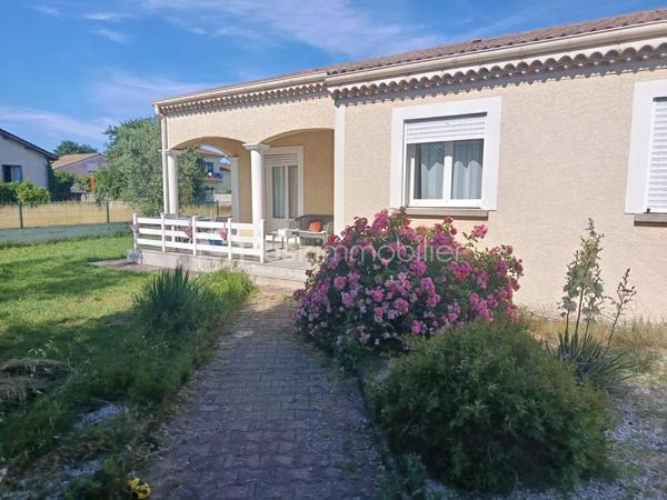 En exclusivité maison familiale de 153 m2 avec piscine dans un petit lotissement privé, sur un terrain clos et arboré de 785 m2, a découvrir sur la commune de Romans sur Isère .
Maison plain pied composée d'un séjour lumineux de 32 m2 avec un accès direct au jardin , cuisine équipée d'une surface de 17 m2 donnant sur une terrasse couverte de 12 m2 exposer Ouest , pour acceuillir la familles .
Cette charmante maison dispose de 3 chambres avec placard intégrer dans chacun et une salle de bain commun avec douche très spacieuse de 14 m2 .
Vous apprécierait le volume du garage de 32 m2 pouvant servir de 4 chambres avec mezzanine qui a était entièrement isolé et instalation d'une baie vitrée ;
un coin buanderie avec douche et wc avec un accès direct a la piscine terrasse et jardin .
Lotissement très calme et voisinage acceuillant , deux places de parking pour vos stationnement et une place en plus a l'intérieur du jardin .
Système de chauffage au sol fonctionnant avec une pompe a chaleur , la maison est équipée d'un adoucisseur et l'isolation des combles a été refaite récemment .
Je reste à votre disposition pour toutes questions supplémentaires et prise de rendez-vous pour les visites ;repond aux appels meme le week-end