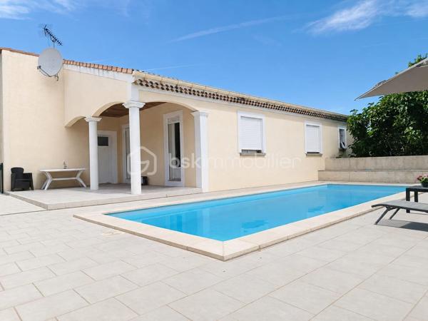 En exclusivité maison familiale de 153 m2 avec piscine dans un petit lotissement privé, sur un terrain clos et arboré de 785 m2, a découvrir sur la commune de Romans sur Isère .
Maison plain pied composée d'un séjour lumineux de 32 m2 avec un accès direct au jardin , cuisine équipée d'une surface de 17 m2 donnant sur une terrasse couverte de 12 m2 exposer Ouest , pour acceuillir la familles .
Cette charmante maison dispose de 3 chambres avec placard intégrer dans chacun et une salle de bain commun avec douche très spacieuse de 14 m2 .
Vous apprécierait le volume du garage de 32 m2 pouvant servir de 4 chambres avec mezzanine qui a était entièrement isolé et instalation d'une baie vitrée ;
un coin buanderie avec douche et wc avec un accès direct a la piscine terrasse et jardin .
Lotissement très calme et voisinage acceuillant , deux places de parking pour vos stationnement et une place en plus a l'intérieur du jardin .
Système de chauffage au sol fonctionnant avec une pompe a chaleur , la maison est équipée d'un adoucisseur et l'isolation des combles a été refaite récemment .
Je reste à votre disposition pour toutes questions supplémentaires et prise de rendez-vous pour les visites ;repond aux appels meme le week-end