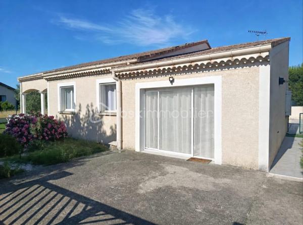 En exclusivité maison familiale de 153 m2 avec piscine dans un petit lotissement privé, sur un terrain clos et arboré de 785 m2, a découvrir sur la commune de Romans sur Isère .
Maison plain pied composée d'un séjour lumineux de 32 m2 avec un accès direct au jardin , cuisine équipée d'une surface de 17 m2 donnant sur une terrasse couverte de 12 m2 exposer Ouest , pour acceuillir la familles .
Cette charmante maison dispose de 3 chambres avec placard intégrer dans chacun et une salle de bain commun avec douche très spacieuse de 14 m2 .
Vous apprécierait le volume du garage de 32 m2 pouvant servir de 4 chambres avec mezzanine qui a était entièrement isolé et instalation d'une baie vitrée ;
un coin buanderie avec douche et wc avec un accès direct a la piscine terrasse et jardin .
Lotissement très calme et voisinage acceuillant , deux places de parking pour vos stationnement et une place en plus a l'intérieur du jardin .
Système de chauffage au sol fonctionnant avec une pompe a chaleur , la maison est équipée d'un adoucisseur et l'isolation des combles a été refaite récemment .
Je reste à votre disposition pour toutes questions supplémentaires et prise de rendez-vous pour les visites ;repond aux appels meme le week-end