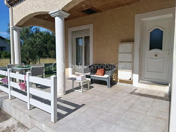 En exclusivité maison familiale de 153 m2 avec piscine dans un petit lotissement privé, sur un terrain clos et arboré de 785 m2, a découvrir sur la commune de Romans sur Isère .
Maison plain pied composée d'un séjour lumineux de 32 m2 avec un accès direct au jardin , cuisine équipée d'une surface de 17 m2 donnant sur une terrasse couverte de 12 m2 exposer Ouest , pour acceuillir la familles .
Cette charmante maison dispose de 3 chambres avec placard intégrer dans chacun et une salle de bain commun avec douche très spacieuse de 14 m2 .
Vous apprécierait le volume du garage de 32 m2 pouvant servir de 4 chambres avec mezzanine qui a était entièrement isolé et instalation d'une baie vitrée ;
un coin buanderie avec douche et wc avec un accès direct a la piscine terrasse et jardin .
Lotissement très calme et voisinage acceuillant , deux places de parking pour vos stationnement et une place en plus a l'intérieur du jardin .
Système de chauffage au sol fonctionnant avec une pompe a chaleur , la maison est équipée d'un adoucisseur et l'isolation des combles a été refaite récemment .
Je reste à votre disposition pour toutes questions supplémentaires et prise de rendez-vous pour les visites ;repond aux appels meme le week-end