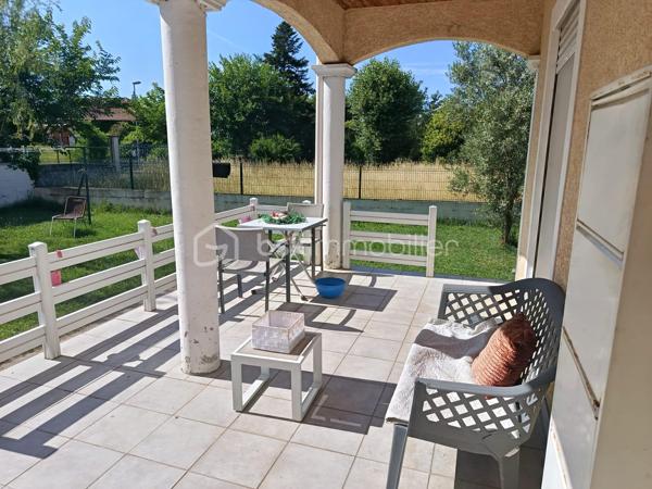 En exclusivité maison familiale de 153 m2 avec piscine dans un petit lotissement privé, sur un terrain clos et arboré de 785 m2, a découvrir sur la commune de Romans sur Isère .
Maison plain pied composée d'un séjour lumineux de 32 m2 avec un accès direct au jardin , cuisine équipée d'une surface de 17 m2 donnant sur une terrasse couverte de 12 m2 exposer Ouest , pour acceuillir la familles .
Cette charmante maison dispose de 3 chambres avec placard intégrer dans chacun et une salle de bain commun avec douche très spacieuse de 14 m2 .
Vous apprécierait le volume du garage de 32 m2 pouvant servir de 4 chambres avec mezzanine qui a était entièrement isolé et instalation d'une baie vitrée ;
un coin buanderie avec douche et wc avec un accès direct a la piscine terrasse et jardin .
Lotissement très calme et voisinage acceuillant , deux places de parking pour vos stationnement et une place en plus a l'intérieur du jardin .
Système de chauffage au sol fonctionnant avec une pompe a chaleur , la maison est équipée d'un adoucisseur et l'isolation des combles a été refaite récemment .
Je reste à votre disposition pour toutes questions supplémentaires et prise de rendez-vous pour les visites ;repond aux appels meme le week-end