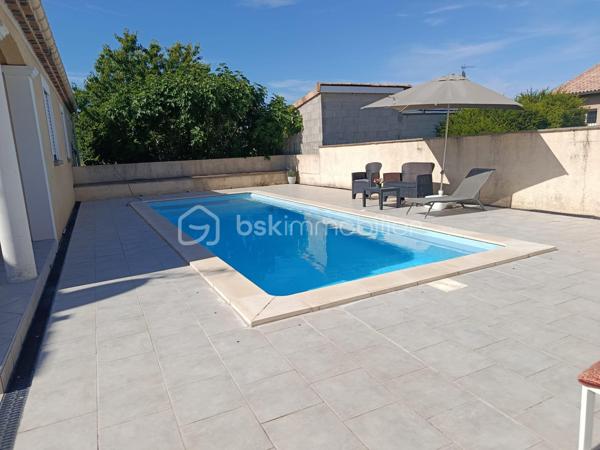 En exclusivité maison familiale de 153 m2 avec piscine dans un petit lotissement privé, sur un terrain clos et arboré de 785 m2, a découvrir sur la commune de Romans sur Isère .
Maison plain pied composée d'un séjour lumineux de 32 m2 avec un accès direct au jardin , cuisine équipée d'une surface de 17 m2 donnant sur une terrasse couverte de 12 m2 exposer Ouest , pour acceuillir la familles .
Cette charmante maison dispose de 3 chambres avec placard intégrer dans chacun et une salle de bain commun avec douche très spacieuse de 14 m2 .
Vous apprécierait le volume du garage de 32 m2 pouvant servir de 4 chambres avec mezzanine qui a était entièrement isolé et instalation d'une baie vitrée ;
un coin buanderie avec douche et wc avec un accès direct a la piscine terrasse et jardin .
Lotissement très calme et voisinage acceuillant , deux places de parking pour vos stationnement et une place en plus a l'intérieur du jardin .
Système de chauffage au sol fonctionnant avec une pompe a chaleur , la maison est équipée d'un adoucisseur et l'isolation des combles a été refaite récemment .
Je reste à votre disposition pour toutes questions supplémentaires et prise de rendez-vous pour les visites ;repond aux appels meme le week-end