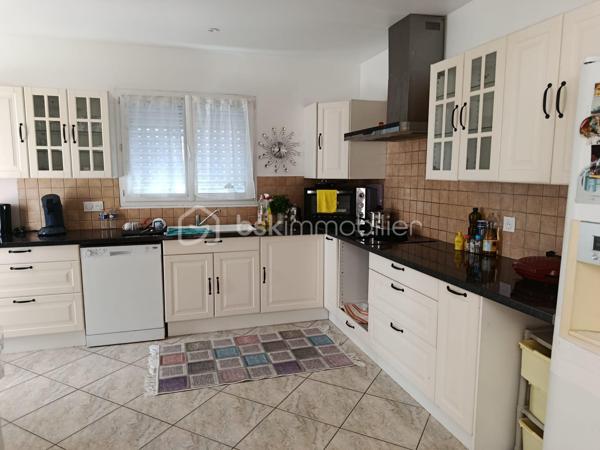 En exclusivité maison familiale de 153 m2 avec piscine dans un petit lotissement privé, sur un terrain clos et arboré de 785 m2, a découvrir sur la commune de Romans sur Isère .
Maison plain pied composée d'un séjour lumineux de 32 m2 avec un accès direct au jardin , cuisine équipée d'une surface de 17 m2 donnant sur une terrasse couverte de 12 m2 exposer Ouest , pour acceuillir la familles .
Cette charmante maison dispose de 3 chambres avec placard intégrer dans chacun et une salle de bain commun avec douche très spacieuse de 14 m2 .
Vous apprécierait le volume du garage de 32 m2 pouvant servir de 4 chambres avec mezzanine qui a était entièrement isolé et instalation d'une baie vitrée ;
un coin buanderie avec douche et wc avec un accès direct a la piscine terrasse et jardin .
Lotissement très calme et voisinage acceuillant , deux places de parking pour vos stationnement et une place en plus a l'intérieur du jardin .
Système de chauffage au sol fonctionnant avec une pompe a chaleur , la maison est équipée d'un adoucisseur et l'isolation des combles a été refaite récemment .
Je reste à votre disposition pour toutes questions supplémentaires et prise de rendez-vous pour les visites ;repond aux appels meme le week-end