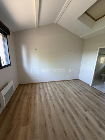 Située sur les hauteurs de Génissieux, dans un environnement privilégié et sans vis-à-vis, découvrez cette magnifique villa de 137m², entièrement rénovée avec goût et matériaux de qualité. Un bien rare à la vente, offrant calme, espace et une vue exceptionnelle.

Rez-de-chaussée :

* Grande pièce de vie très lumineuse avec grandes baies vitrées offrant une vue magnifique sur le jardin et la piscine. Belle hauteur sous plafond et cheminée
* Cuisine équipée
* Deux belle chambres 
* Salle d’eau (douche à l’italienne)
* Grande buanderie
* WC

Étage :

* Deux chambres dont l’une avec salle de bain (douche et WC)

Extérieurs :

* Deux terrasses couvertes idéales pour profiter de la vue en toute saison
* Piscine avec bel espace détente
* Jardin arboré sans aucun vis-à-vis
* Parking pour plusieurs véhicules
* Abri voiture avec grande pièce de rangement

Autres caractéristiques :

* Chauffage et climatisation par pompe à chaleur
* Classe énergétique : C

Un bien coup de cœur, idéal pour ceux qui recherchent la tranquillité, la nature et une qualité de vie rare à seulement quelques minutes des commodités.