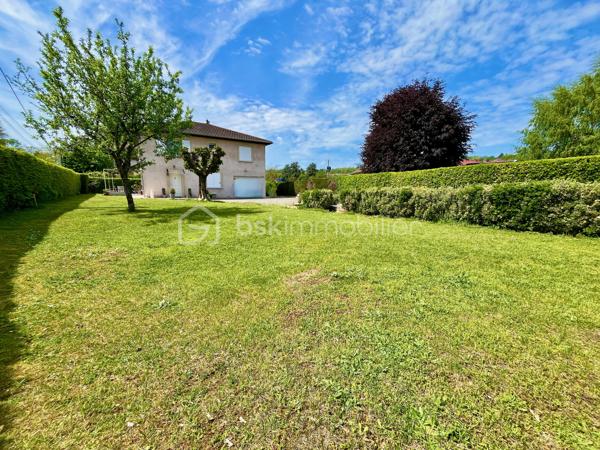 Opportunité RARE à La Tour-du-Pin, terrain à bâtir plat à 2 pas du centre et des commerces. 
La parcelle est déjà clôturée. Assainissement collectif, les viabilités sont en bordure.

Libre de constructeur, projet de maison de 90m2 avec garage déjà pré-chiffré !
