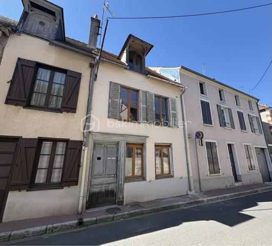 Lucas LECLAND vous propose : Située dans la commune de Ladon, proche des commodités, à 5 mn de Bellegarde, 20 mn de Montargis. Une maison de ville composée d'une entrée, une cuisine ouverte sur une pièce de vie, une salle de douche avec WC, en contre bas un salon donnant accès au jardin. A l'étage : 1 chambre avec WC et cabine de douche. Au 2e étage une seconde chambre avec mezzanine. 
Côté extérieur : jardin en longueur avec la Bezonde au bout au terrain.