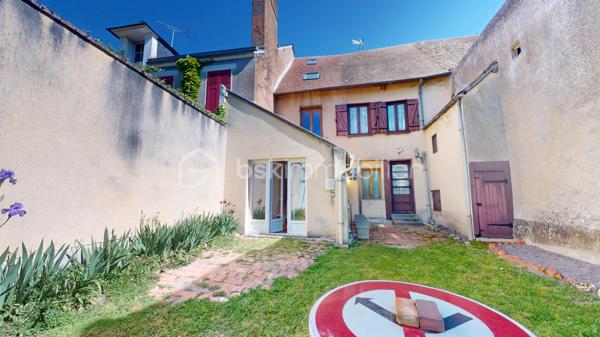 Lucas LECLAND vous propose : Située dans la commune de Ladon, proche des commodités, à 5 mn de Bellegarde, 20 mn de Montargis. Une maison de ville composée d'une entrée, une cuisine ouverte sur une pièce de vie, une salle de douche avec WC, en contre bas un salon donnant accès au jardin. A l'étage : 1 chambre avec WC et cabine de douche. Au 2e étage une seconde chambre avec mezzanine. 
Côté extérieur : jardin en longueur avec la Bezonde au bout au terrain.