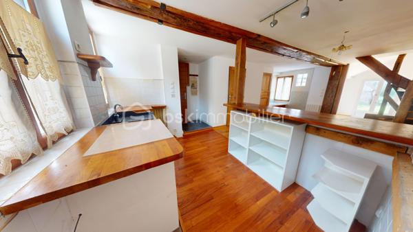 Lucas LECLAND vous propose : Située dans la commune de Ladon, proche des commodités, à 5 mn de Bellegarde, 20 mn de Montargis. Une maison de ville composée d'une entrée, une cuisine ouverte sur une pièce de vie, une salle de douche avec WC, en contre bas un salon donnant accès au jardin. A l'étage : 1 chambre avec WC et cabine de douche. Au 2e étage une seconde chambre avec mezzanine. 
Côté extérieur : jardin en longueur avec la Bezonde au bout au terrain.