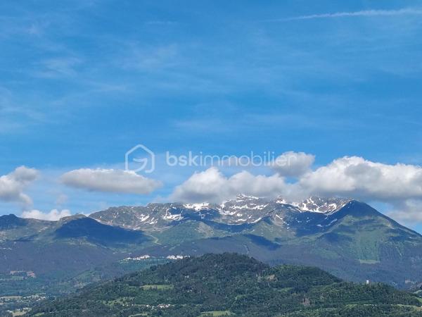 Rare à la vente — À ne pas manquer !

Bénéficiant d'une vue imprenable sur la majestueuse chaîne de Belledonne, cet appartement lumineux de 100 m² conjugue cadre de vie exceptionnel et praticité du quotidien. Calme et bien desservi, il bénéficie d'une localisation idéale à proximité des commerces et des écoles.

Le séjour, généreux et baigné de lumière, s'ouvre sur une véranda avec double vitrage — véritable pièce à vivre à part entière. La cuisine semi-ouverte s'inscrit dans la continuité, pour un espace de vie fluide et convivial.

Côté nuit, deux chambres bien agencées, distinctes de la partie jour, garantissent calme et intimité. La troisième chambre dispose d'un balcon avec vue sur les montagnes. 
Salle de bain, toilettes séparées et buanderie complètent parfaitement ce bien.
La climatisation apporte un plus a ce bien.
Un appartement pensé pour bien vivre, à ne pas laisser passer.