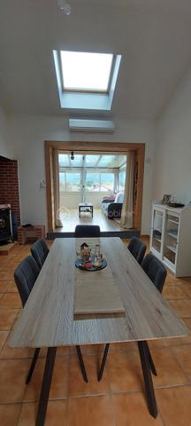 Rare à la vente — À ne pas manquer !

Bénéficiant d'une vue imprenable sur la majestueuse chaîne de Belledonne, cet appartement lumineux de 100 m² conjugue cadre de vie exceptionnel et praticité du quotidien. Calme et bien desservi, il bénéficie d'une localisation idéale à proximité des commerces et des écoles.

Le séjour, généreux et baigné de lumière, s'ouvre sur une véranda avec double vitrage — véritable pièce à vivre à part entière. La cuisine semi-ouverte s'inscrit dans la continuité, pour un espace de vie fluide et convivial.

Côté nuit, deux chambres bien agencées, distinctes de la partie jour, garantissent calme et intimité. La troisième chambre dispose d'un balcon avec vue sur les montagnes. 
Salle de bain, toilettes séparées et buanderie complètent parfaitement ce bien.
La climatisation apporte un plus a ce bien.
Un appartement pensé pour bien vivre, à ne pas laisser passer.