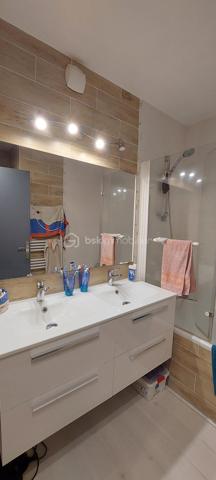 Rare à la vente — À ne pas manquer !

Bénéficiant d'une vue imprenable sur la majestueuse chaîne de Belledonne, cet appartement lumineux de 100 m² conjugue cadre de vie exceptionnel et praticité du quotidien. Calme et bien desservi, il bénéficie d'une localisation idéale à proximité des commerces et des écoles.

Le séjour, généreux et baigné de lumière, s'ouvre sur une véranda avec double vitrage — véritable pièce à vivre à part entière. La cuisine semi-ouverte s'inscrit dans la continuité, pour un espace de vie fluide et convivial.

Côté nuit, deux chambres bien agencées, distinctes de la partie jour, garantissent calme et intimité. La troisième chambre dispose d'un balcon avec vue sur les montagnes. 
Salle de bain, toilettes séparées et buanderie complètent parfaitement ce bien.
La climatisation apporte un plus a ce bien.
Un appartement pensé pour bien vivre, à ne pas laisser passer.