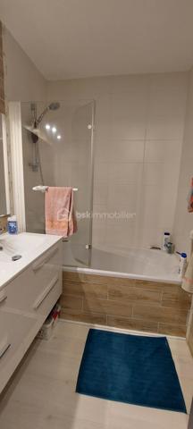 Rare à la vente — À ne pas manquer !

Bénéficiant d'une vue imprenable sur la majestueuse chaîne de Belledonne, cet appartement lumineux de 100 m² conjugue cadre de vie exceptionnel et praticité du quotidien. Calme et bien desservi, il bénéficie d'une localisation idéale à proximité des commerces et des écoles.

Le séjour, généreux et baigné de lumière, s'ouvre sur une véranda avec double vitrage — véritable pièce à vivre à part entière. La cuisine semi-ouverte s'inscrit dans la continuité, pour un espace de vie fluide et convivial.

Côté nuit, deux chambres bien agencées, distinctes de la partie jour, garantissent calme et intimité. La troisième chambre dispose d'un balcon avec vue sur les montagnes. 
Salle de bain, toilettes séparées et buanderie complètent parfaitement ce bien.
La climatisation apporte un plus a ce bien.
Un appartement pensé pour bien vivre, à ne pas laisser passer.