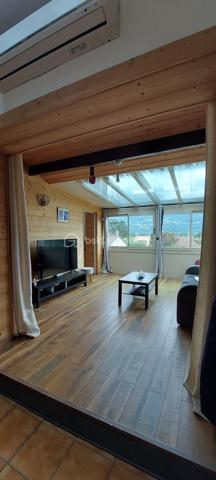 Rare à la vente — À ne pas manquer !

Bénéficiant d'une vue imprenable sur la majestueuse chaîne de Belledonne, cet appartement lumineux de 100 m² conjugue cadre de vie exceptionnel et praticité du quotidien. Calme et bien desservi, il bénéficie d'une localisation idéale à proximité des commerces et des écoles.

Le séjour, généreux et baigné de lumière, s'ouvre sur une véranda avec double vitrage — véritable pièce à vivre à part entière. La cuisine semi-ouverte s'inscrit dans la continuité, pour un espace de vie fluide et convivial.

Côté nuit, deux chambres bien agencées, distinctes de la partie jour, garantissent calme et intimité. La troisième chambre dispose d'un balcon avec vue sur les montagnes. 
Salle de bain, toilettes séparées et buanderie complètent parfaitement ce bien.
La climatisation apporte un plus a ce bien.
Un appartement pensé pour bien vivre, à ne pas laisser passer.