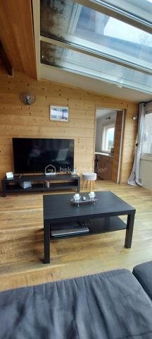 Rare à la vente — À ne pas manquer !

Bénéficiant d'une vue imprenable sur la majestueuse chaîne de Belledonne, cet appartement lumineux de 100 m² conjugue cadre de vie exceptionnel et praticité du quotidien. Calme et bien desservi, il bénéficie d'une localisation idéale à proximité des commerces et des écoles.

Le séjour, généreux et baigné de lumière, s'ouvre sur une véranda avec double vitrage — véritable pièce à vivre à part entière. La cuisine semi-ouverte s'inscrit dans la continuité, pour un espace de vie fluide et convivial.

Côté nuit, deux chambres bien agencées, distinctes de la partie jour, garantissent calme et intimité. La troisième chambre dispose d'un balcon avec vue sur les montagnes. 
Salle de bain, toilettes séparées et buanderie complètent parfaitement ce bien.
La climatisation apporte un plus a ce bien.
Un appartement pensé pour bien vivre, à ne pas laisser passer.
