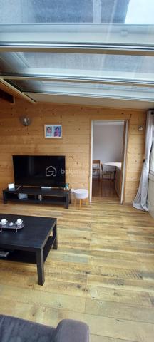 Rare à la vente — À ne pas manquer !

Bénéficiant d'une vue imprenable sur la majestueuse chaîne de Belledonne, cet appartement lumineux de 100 m² conjugue cadre de vie exceptionnel et praticité du quotidien. Calme et bien desservi, il bénéficie d'une localisation idéale à proximité des commerces et des écoles.

Le séjour, généreux et baigné de lumière, s'ouvre sur une véranda avec double vitrage — véritable pièce à vivre à part entière. La cuisine semi-ouverte s'inscrit dans la continuité, pour un espace de vie fluide et convivial.

Côté nuit, deux chambres bien agencées, distinctes de la partie jour, garantissent calme et intimité. La troisième chambre dispose d'un balcon avec vue sur les montagnes. 
Salle de bain, toilettes séparées et buanderie complètent parfaitement ce bien.
La climatisation apporte un plus a ce bien.
Un appartement pensé pour bien vivre, à ne pas laisser passer.