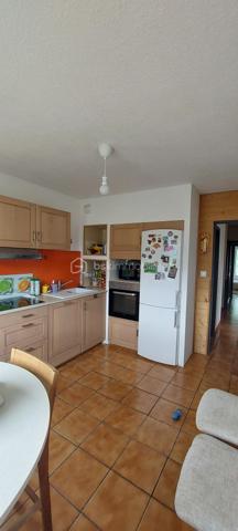 Rare à la vente — À ne pas manquer !

Bénéficiant d'une vue imprenable sur la majestueuse chaîne de Belledonne, cet appartement lumineux de 100 m² conjugue cadre de vie exceptionnel et praticité du quotidien. Calme et bien desservi, il bénéficie d'une localisation idéale à proximité des commerces et des écoles.

Le séjour, généreux et baigné de lumière, s'ouvre sur une véranda avec double vitrage — véritable pièce à vivre à part entière. La cuisine semi-ouverte s'inscrit dans la continuité, pour un espace de vie fluide et convivial.

Côté nuit, deux chambres bien agencées, distinctes de la partie jour, garantissent calme et intimité. La troisième chambre dispose d'un balcon avec vue sur les montagnes. 
Salle de bain, toilettes séparées et buanderie complètent parfaitement ce bien.
La climatisation apporte un plus a ce bien.
Un appartement pensé pour bien vivre, à ne pas laisser passer.