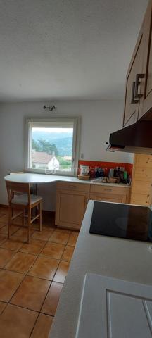Rare à la vente — À ne pas manquer !

Bénéficiant d'une vue imprenable sur la majestueuse chaîne de Belledonne, cet appartement lumineux de 100 m² conjugue cadre de vie exceptionnel et praticité du quotidien. Calme et bien desservi, il bénéficie d'une localisation idéale à proximité des commerces et des écoles.

Le séjour, généreux et baigné de lumière, s'ouvre sur une véranda avec double vitrage — véritable pièce à vivre à part entière. La cuisine semi-ouverte s'inscrit dans la continuité, pour un espace de vie fluide et convivial.

Côté nuit, deux chambres bien agencées, distinctes de la partie jour, garantissent calme et intimité. La troisième chambre dispose d'un balcon avec vue sur les montagnes. 
Salle de bain, toilettes séparées et buanderie complètent parfaitement ce bien.
La climatisation apporte un plus a ce bien.
Un appartement pensé pour bien vivre, à ne pas laisser passer.