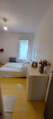 Rare à la vente — À ne pas manquer !

Bénéficiant d'une vue imprenable sur la majestueuse chaîne de Belledonne, cet appartement lumineux de 100 m² conjugue cadre de vie exceptionnel et praticité du quotidien. Calme et bien desservi, il bénéficie d'une localisation idéale à proximité des commerces et des écoles.

Le séjour, généreux et baigné de lumière, s'ouvre sur une véranda avec double vitrage — véritable pièce à vivre à part entière. La cuisine semi-ouverte s'inscrit dans la continuité, pour un espace de vie fluide et convivial.

Côté nuit, deux chambres bien agencées, distinctes de la partie jour, garantissent calme et intimité. La troisième chambre dispose d'un balcon avec vue sur les montagnes. 
Salle de bain, toilettes séparées et buanderie complètent parfaitement ce bien.
La climatisation apporte un plus a ce bien.
Un appartement pensé pour bien vivre, à ne pas laisser passer.