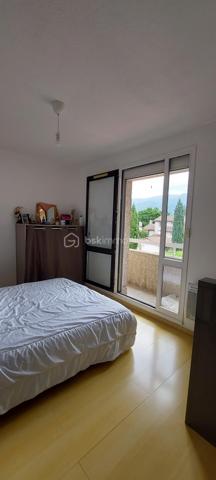 Rare à la vente — À ne pas manquer !

Bénéficiant d'une vue imprenable sur la majestueuse chaîne de Belledonne, cet appartement lumineux de 100 m² conjugue cadre de vie exceptionnel et praticité du quotidien. Calme et bien desservi, il bénéficie d'une localisation idéale à proximité des commerces et des écoles.

Le séjour, généreux et baigné de lumière, s'ouvre sur une véranda avec double vitrage — véritable pièce à vivre à part entière. La cuisine semi-ouverte s'inscrit dans la continuité, pour un espace de vie fluide et convivial.

Côté nuit, deux chambres bien agencées, distinctes de la partie jour, garantissent calme et intimité. La troisième chambre dispose d'un balcon avec vue sur les montagnes. 
Salle de bain, toilettes séparées et buanderie complètent parfaitement ce bien.
La climatisation apporte un plus a ce bien.
Un appartement pensé pour bien vivre, à ne pas laisser passer.