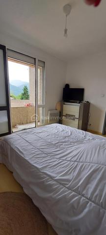 Rare à la vente — À ne pas manquer !

Bénéficiant d'une vue imprenable sur la majestueuse chaîne de Belledonne, cet appartement lumineux de 100 m² conjugue cadre de vie exceptionnel et praticité du quotidien. Calme et bien desservi, il bénéficie d'une localisation idéale à proximité des commerces et des écoles.

Le séjour, généreux et baigné de lumière, s'ouvre sur une véranda avec double vitrage — véritable pièce à vivre à part entière. La cuisine semi-ouverte s'inscrit dans la continuité, pour un espace de vie fluide et convivial.

Côté nuit, deux chambres bien agencées, distinctes de la partie jour, garantissent calme et intimité. La troisième chambre dispose d'un balcon avec vue sur les montagnes. 
Salle de bain, toilettes séparées et buanderie complètent parfaitement ce bien.
La climatisation apporte un plus a ce bien.
Un appartement pensé pour bien vivre, à ne pas laisser passer.