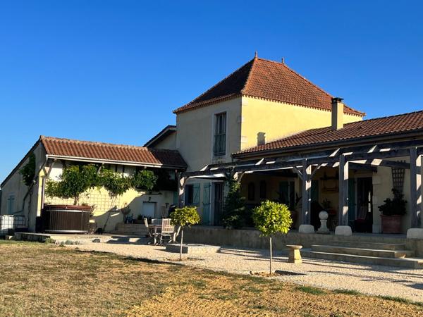 Dpt Gers (32), MARCIAC proche, ELEGANTE PROPRIETE plain-pied 4.5 Hectares piscinables, beaux volumes, belles prestations, hangar 700m2, garage