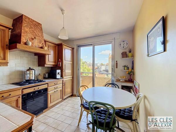 T4  de 87 m2 traversant avec balcons et garage fermé – Villeurbanne