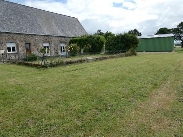 Maison de plain pied avec vue imprenable sur la campagne verdoyante. Oisseau Maison de plain pied avec vue imprenable sur la campagne verdoyante. Oisseau