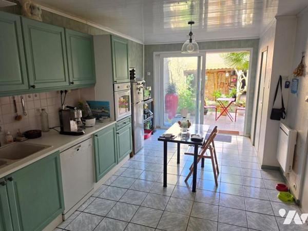 BORDS DE LOIRE MAISON EN PIERRES 5 pièces + garage et dépendances