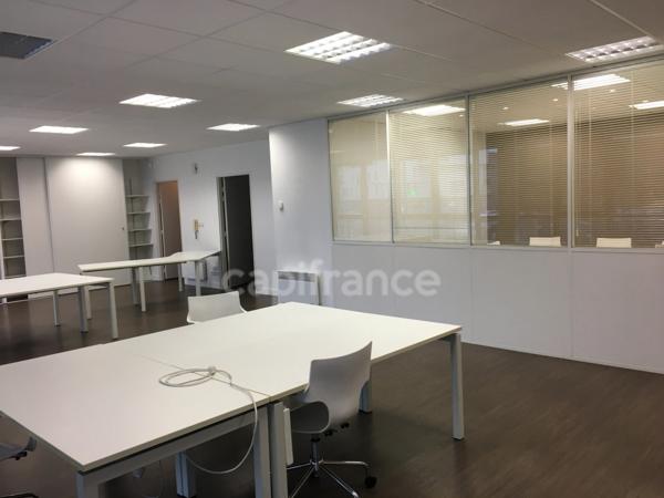 Dpt Nord (59), à vendre ROUBAIX Bureau récent 144m² avec ascenseur,centre-ville, en zone FRANCHE et QQPV, au pied des transports .