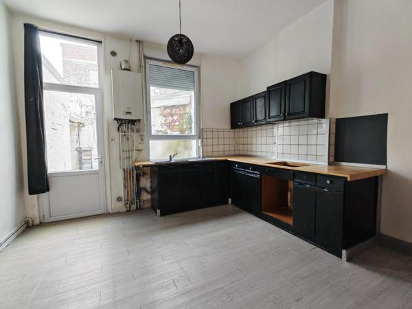 Idéalement située rue de la Poste à Saint Amand Les Eaux