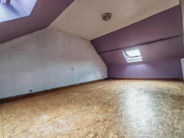 Idéalement située rue de la Poste à Saint Amand Les Eaux