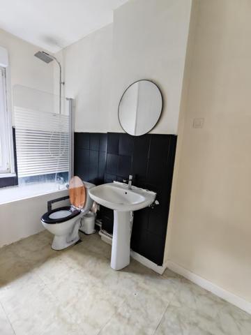 Idéalement située rue de la Poste à Saint Amand Les Eaux