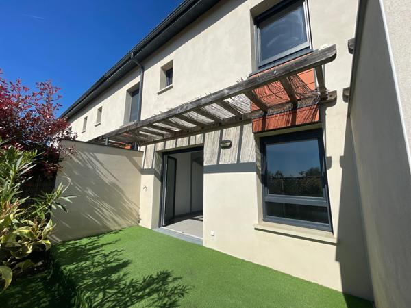 Maison T3 DUPLEX dans résidence sécurisée avec une terrasse et pompe à chaleur..