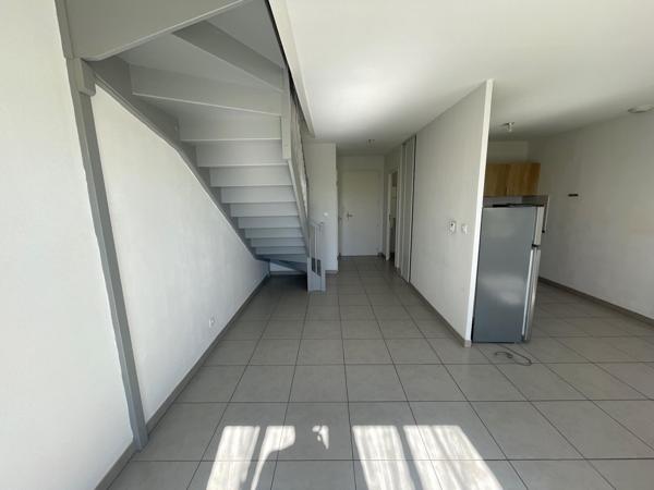 Maison T3 DUPLEX dans résidence sécurisée avec une terrasse et pompe à chaleur..