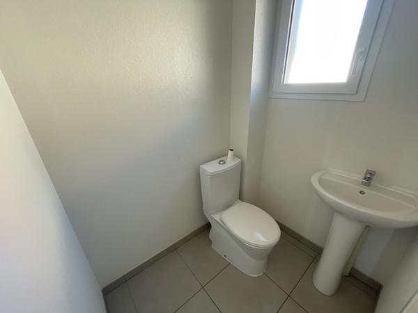 Maison T3 DUPLEX dans résidence sécurisée avec une terrasse et pompe à chaleur..