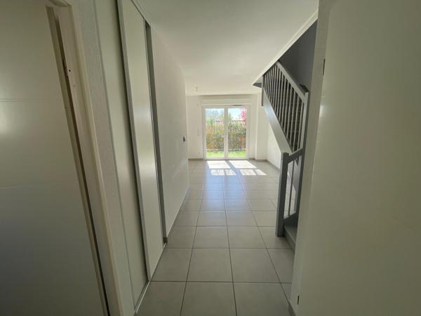 Maison T3 DUPLEX dans résidence sécurisée avec une terrasse et pompe à chaleur..