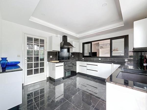 Spacieuse maison familiale avec sous-sol aménagé, T2 indépendant et piscine