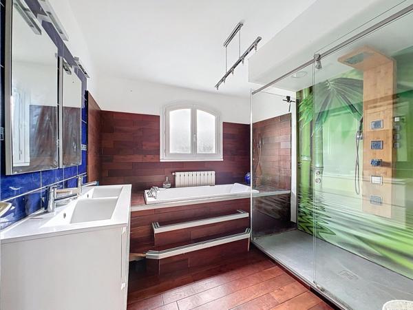 Spacieuse maison familiale avec sous-sol aménagé, T2 indépendant et piscine