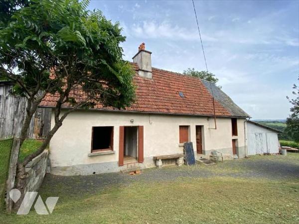 SAINT-ILLIDE, sur 1495 m² de terrain, maison à rénover comprenant au rez-de-chaussée deux pièce...