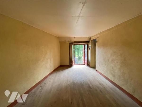 SAINT-ILLIDE, sur 1495 m² de terrain, maison à rénover comprenant au rez-de-chaussée deux pièce...