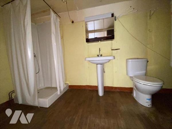 SAINT-ILLIDE, sur 1495 m² de terrain, maison à rénover comprenant au rez-de-chaussée deux pièce...